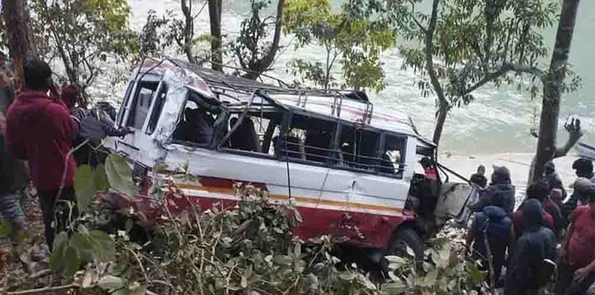 कर्णाली राजमार्गमा गाडी दुर्घटना हुँदा १३ जना घाइते